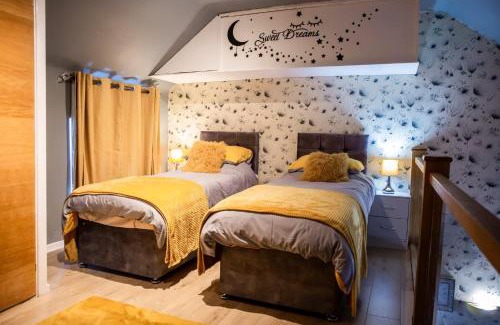 Wolverhampton Apartamento | Cosy Cabin-Style Home - Work & Leisure