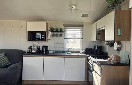 Minster on Sea Casa | Cosy Caravan in a quiet corner of the site - with a beautiful sea view!