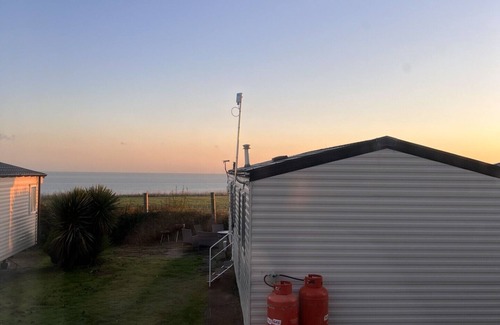 Minster on Sea Casa | Cosy Caravan in a quiet corner of the site - with a beautiful sea view!