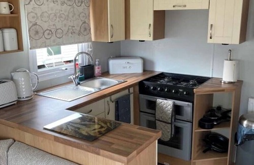 Tunstall Casa | Cosy Caravan Just 5 min Walk to the Beach