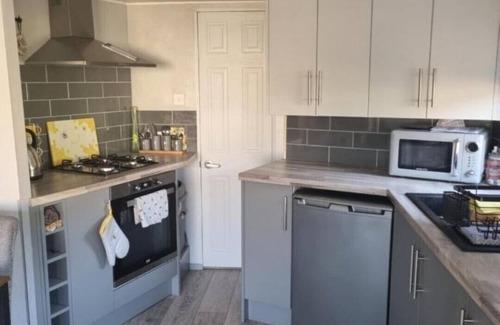 Llanrhystud Casa | Cosy caravan on championship golf course, ideal for a relaxing break