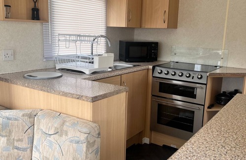 Winestead Casa | Cosy caravan with free WiFi at Sand le Mere Holiday Park, ref 71009R