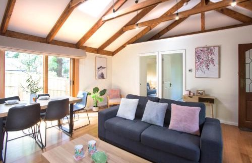 Olinda Casa | Cosy, central Olinda Camellia Cottage