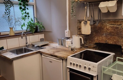 St Just Apartamento | Cosy Central St Just Apartment with Wood burner fireplace. Close to great walks.