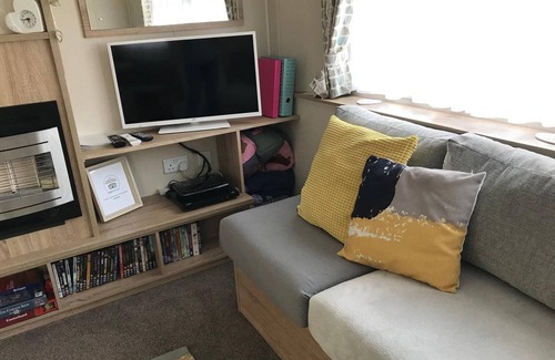 Boat of Garten Casa | Cosy chalet - Poppy Lodge in Boat of Garten, Dog Friendly, free wifi!