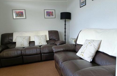 Llanybri Chalet De Esquí | Cosy Chalet, Seasonal Pool & Play Park Llansteffan