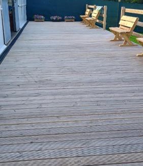 Llanybri Chalet De Esquí | Cosy Chalet, Seasonal Pool & Play Park Llansteffan