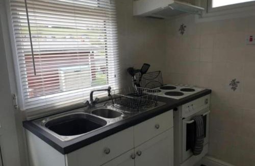 Llanybri Chalet De Esquí | Cosy Chalet, Seasonal Pool & Play Park Llansteffan