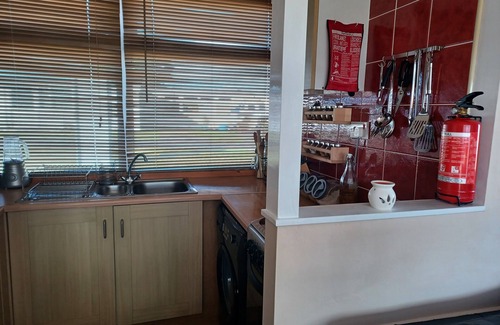 Llansaint Chalet De Esquí | Cosy chalet with all year round sunroom. Ideal location in West Wales to explore