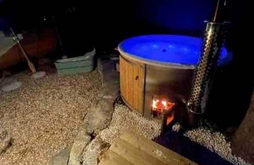 Stroud Cabina | Cosy chalet with sauna and hot tub