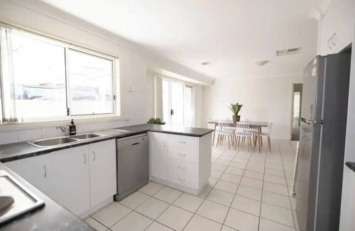 East Wagga Wagga Apartamento | Cosy city escape, a short walk to the river!