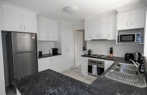 East Wagga Wagga Apartamento | Cosy city escape, a short walk to the river!