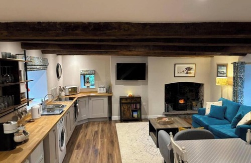 Talgarth Cabaña | Cosy, comfy & tranquil farm cottage with log fire & country walks from the door
