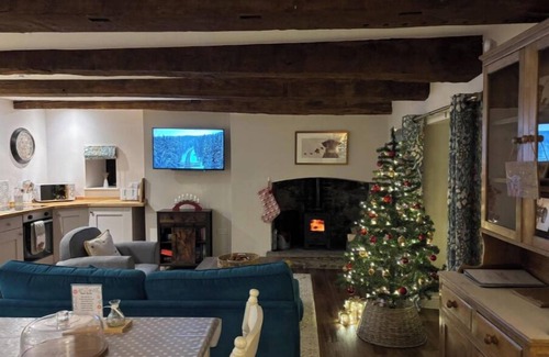 Talgarth Cabaña | Cosy, comfy & tranquil farm cottage with log fire & country walks from the door