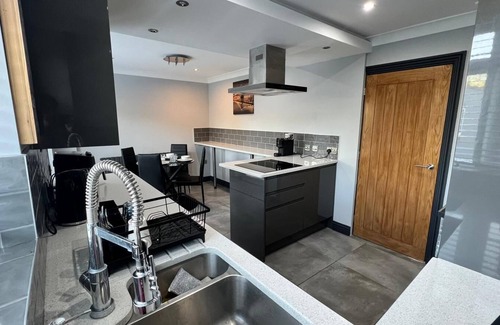 Dadlington Casa | Cosy Corner Coventry - Modern w/ Jetted Tub/Garden