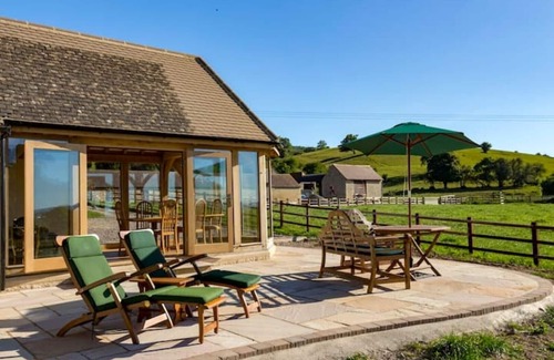 Gloucester Casa | Cosy Cotswolds Bungalow Garden Room and Patio