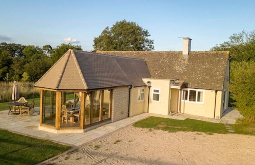 Gloucester Casa | Cosy Cotswolds Bungalow Garden Room and Patio
