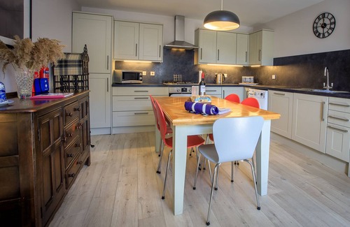 Nairn Cabaña | Cosy Cottage 2 minutes from the Beach! Free Parking. Pets welcome.