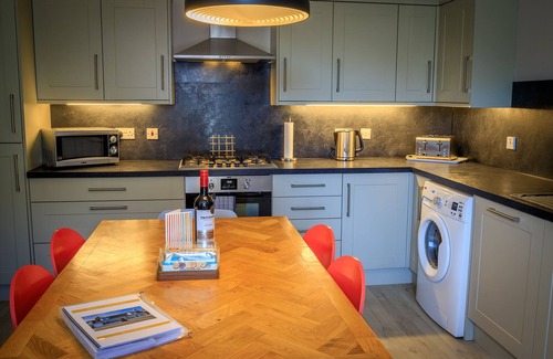 Nairn Cabaña | Cosy Cottage 2 minutes from the Beach! Free Parking. Pets welcome.