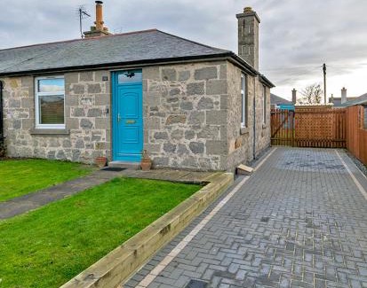 Lossiemouth Casa | Cosy Cottage Close to East Beach, Shops, Restaurants and RAF base