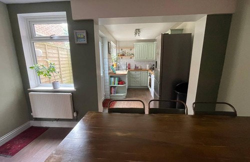 Aldershot Cabaña | Cosy cottage getaway. A stones throw from 1349 hectares of beautiful heathland.