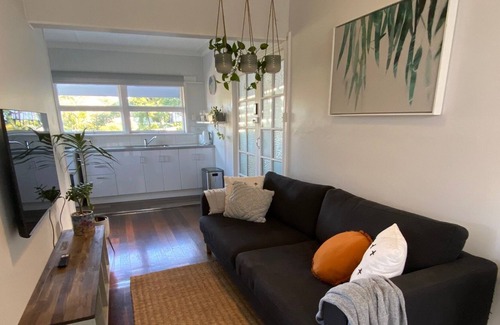 Allambie Heights Cabaña | Cosy cottage in Allambie Heights