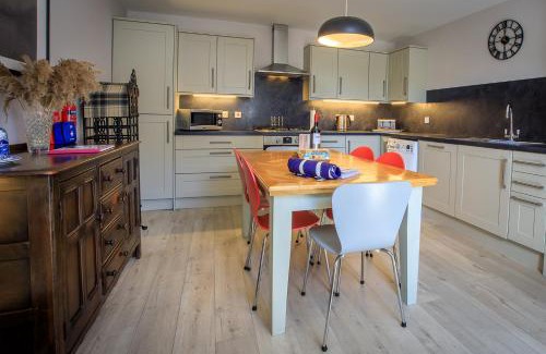 Nairn Casa | Cosy Cottage in Fishertown, Nairn - Free Parking & Pets welcome