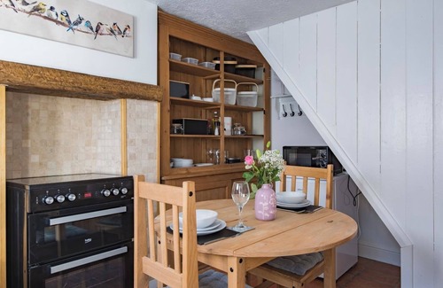 Temple Ewell Cabaña | Cosy cottage in Temple Ewell, walk to the local pub and Kearsney Abbey