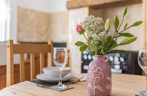 Temple Ewell Cabaña | Cosy cottage in Temple Ewell, walk to the local pub and Kearsney Abbey