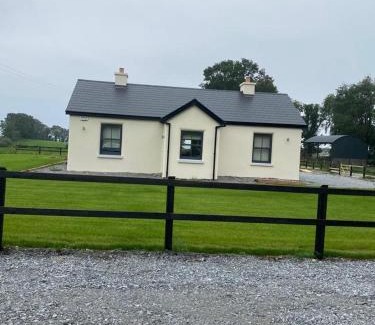 Woodford Casa | Cosy Cottage & Lake views