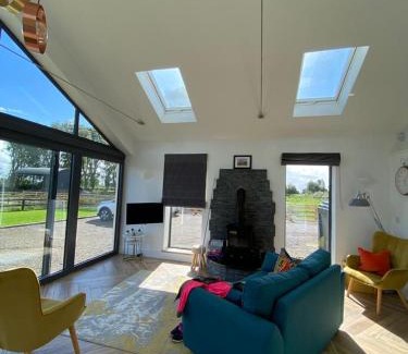 Woodford Casa | Cosy Cottage & Lake views