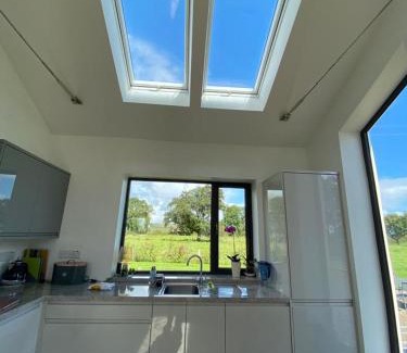Woodford Casa | Cosy Cottage & Lake views