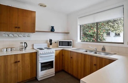 Sandy Bay Cabaña | Cosy Cottage | Parking | Close to CBD & Casino.
