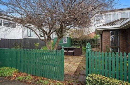 Sandy Bay Cabaña | Cosy Cottage | Parking | Close to CBD & Casino.