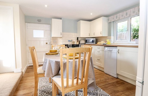 Bexhill-on-Sea Cabaña | COSY COTTAGE, pet friendly, with a garden in Bexhill-On-Sea