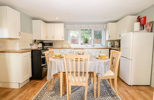 Bexhill-on-Sea Cabaña | COSY COTTAGE, pet friendly, with a garden in Bexhill-On-Sea
