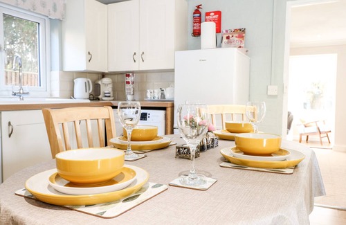 Bexhill-on-Sea Cabaña | COSY COTTAGE, pet friendly, with a garden in Bexhill-On-Sea
