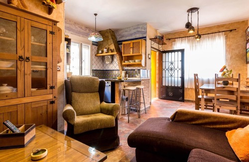 Los Guajares Otro | Cortijo con encanto, vistas, piscina y wifi