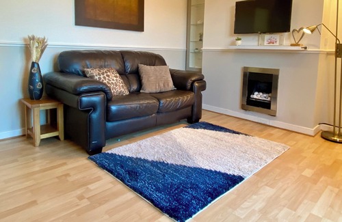 Longcroft Cabaña | Cosy Cottage with free parking close to the airport