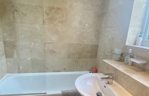Longcroft Cabaña | Cosy Cottage with free parking close to the airport