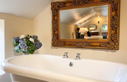 East Morton Casa | Cosy Cottage with hot tub and Sauna