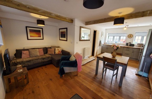 Honiton Cabaña | Cosy cottage with hot tub in the Blackdown Hills , Devon