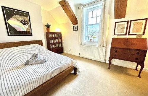 Cairnbaan Casa | Cosy Cottage with Woodburner by Crinan Canal Pets Welcome