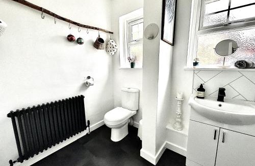 Cairnbaan Casa | Cosy Cottage with Woodburner by Crinan Canal Pets Welcome