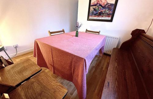 Cairnbaan Casa | Cosy Cottage with Woodburner by Crinan Canal Pets Welcome