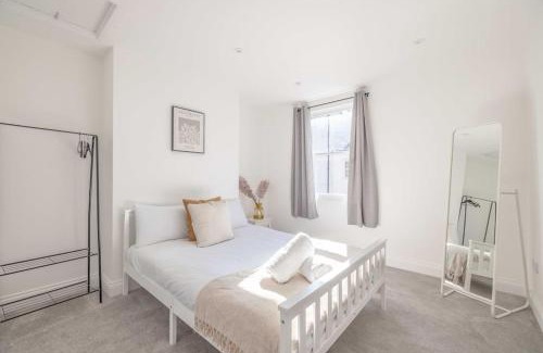 Windsor City Centre Casa | Cosy Cottage: Your Central Windsor Retreat