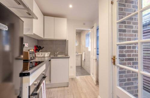 Windsor City Centre Casa | Cosy Cottage: Your Central Windsor Retreat