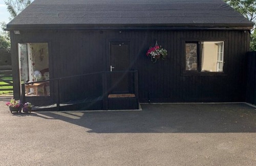 Crumlin Cabina | Cosy Country Cabin, rural but only 20 mins from Belfast