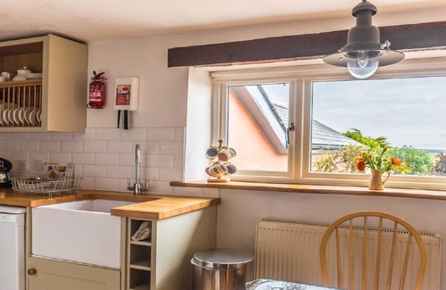 Hartland Cabaña | Acogedora casa rural / costera: sala de spa, estufa de leña; apto para niños y perros
