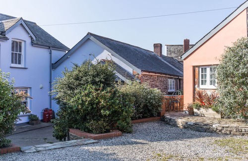 Hartland Cabaña | Acogedora casa rural / costera: sala de spa, estufa de leña; apto para niños y perros